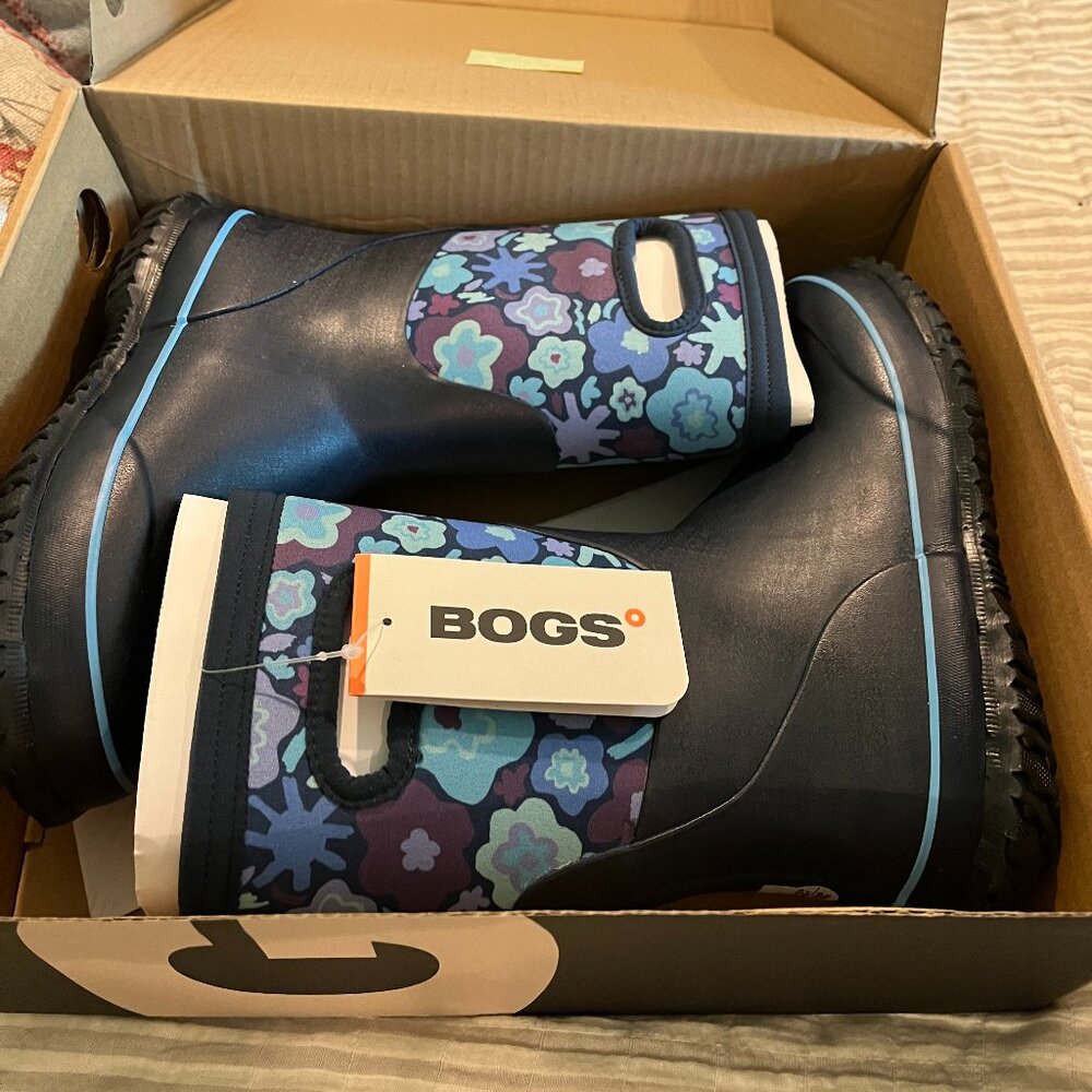 Youth Bog Boots Size 4, new in box